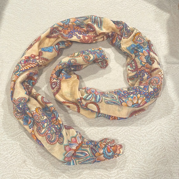 Source Unknown Accessories - 3/$15 🌸 Lightweight tan floral scarf